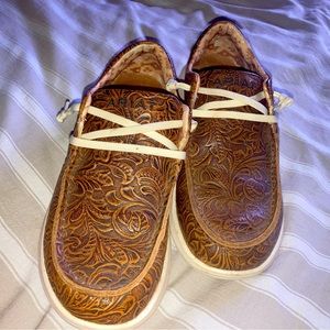 Ariat Women’s Hilo shoe in Brown Floral Emboss